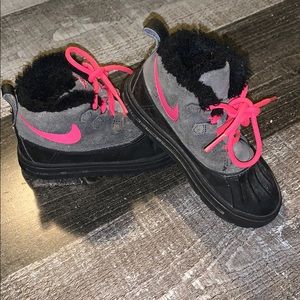 Black and pink Nike Woodside Chukka boots 10c